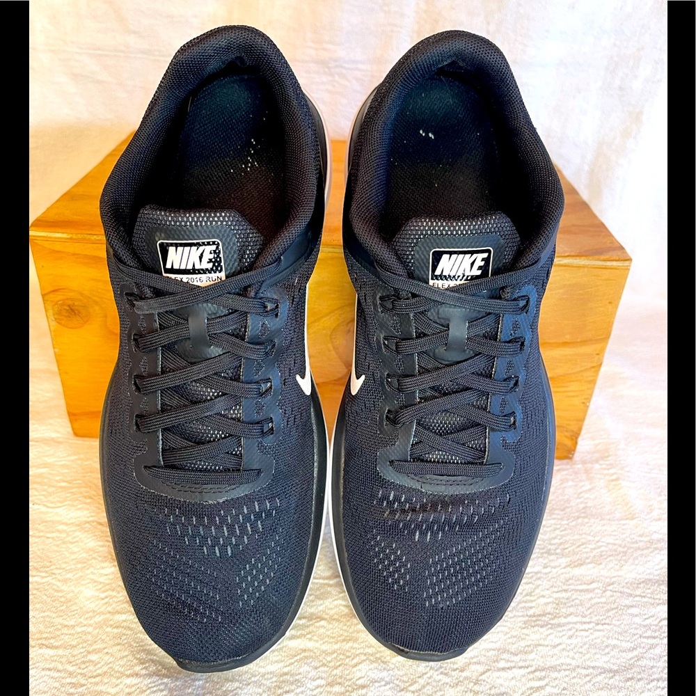 Used Nike women’s flex Black/white size 8 running/athletic shoe